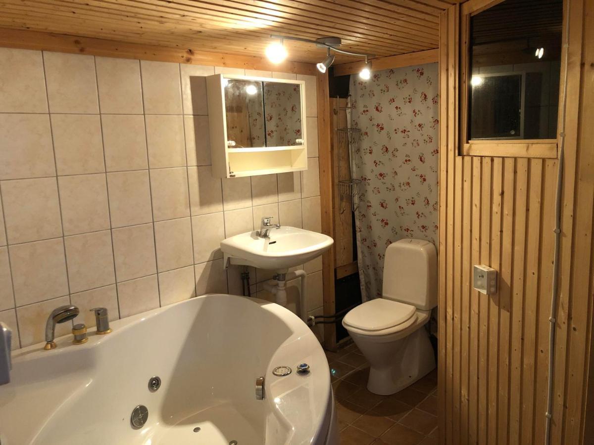 Lilla Huset Med Stor Traedgardstomt Naera Golf Och Hav Villa Trosa Exterior foto