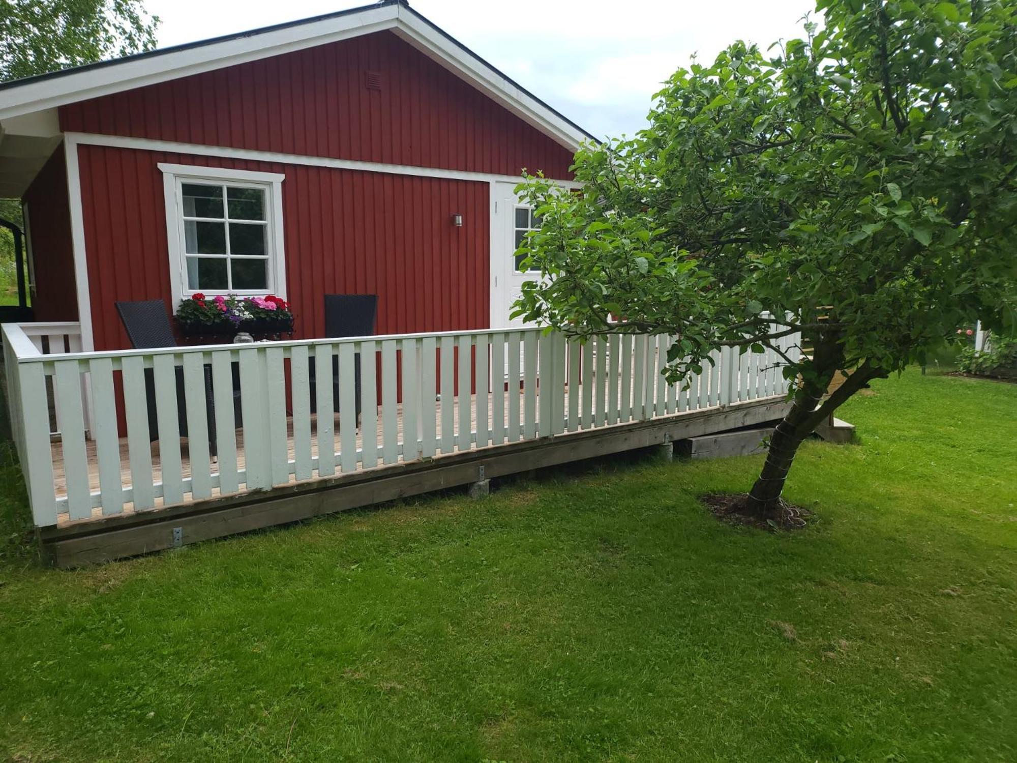 Lilla Huset Med Stor Traedgardstomt Naera Golf Och Hav Villa Trosa Exterior foto